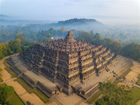  Borobudur 사원 건축: 신라와의 문화 교류를 보여주는 웅장한 불교 건축물